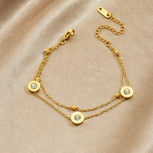 Bracelet double couche en acier doré avec breloques chiffres romains et pierres zircons