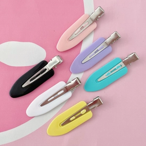 Gros plan de barrettes à cheveux sans trace aux couleurs acidulées, lot de six pièces