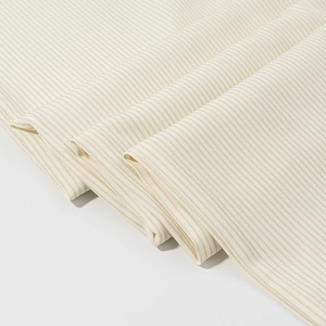 Vue macro détaillée de la texture du tissu en coton et lin rayé beige et des couches textiles