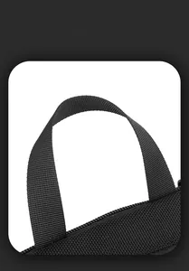 Gros plan sur la poignée en nylon renforcé et la texture mesh d'un sac bandoulière noir