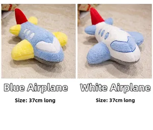 Detailansicht der 37cm Flugzeug-Plüschtiere in Blau und Weiß mit weicher Textur
