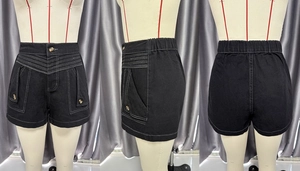 Detail der schwarzen High-Waist-Cargo-Shorts mit weißen Kontrastnähten und großen Taschen