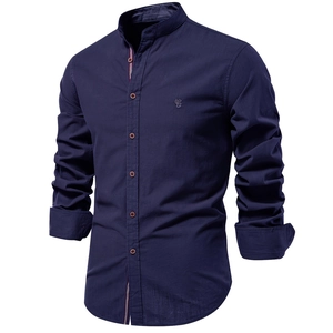 Détail de la chemise à col officier bleu marine avec texture coton et coutures fines
