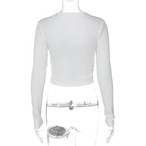 Vue arrière du crop top blanc en maille côtelée avec coupe ajustée et manches longues