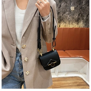 Mini borsa a tracolla nera per bambini in ecopelle con catena dorata e fibbia in metallo