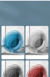 Vue détaillée de quatre bassines en plastique transparent en bleu, clair, noir et rouge