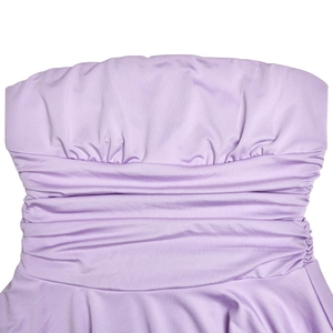 Détail du tissu côtelé lavande avec plis à la taille sur une robe bustier moulante