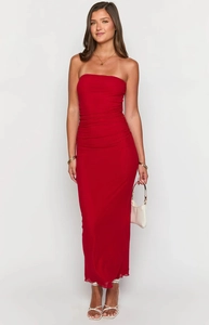 Détail de la robe longue rouge bustier avec fronces latérales et maille gainante