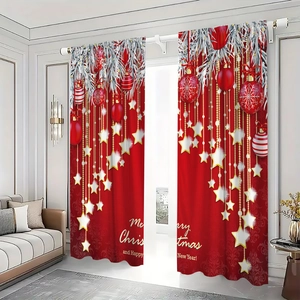 Dettaglio delle tende rosse natalizie con scritte Merry Christmas dorate e fiocchi di neve