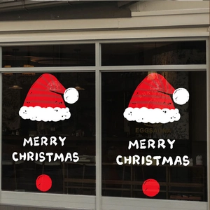 Dettaglio dell'adesivo elettrostatico con cappello di Babbo Natale e Merry Christmas per vetrine