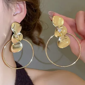 Übergroße goldene Ohrringe mit unregelmäßigen Metallscheiben und großen Ringen für Damen