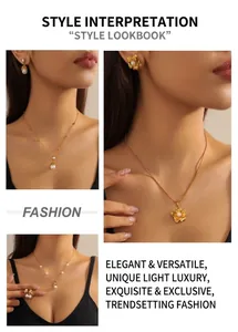 Gros plan sur un ensemble collier et boucles d'oreilles perles et fleurs dorées
