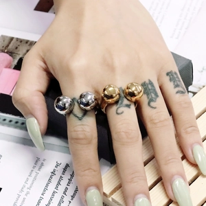 Minimalistische Kugelringe in Gold und Silber mit poliertem Finish am Model