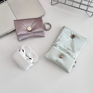 Φουσκωτή προστατευτική θήκη AirPods με μεταλλικό γάντζο σε ροζ και ανοιχτό πράσινο χρώμα