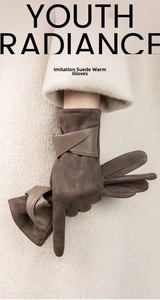 Détail de gant thermique en daim synthétique marron moka avec bande croisée en cuir