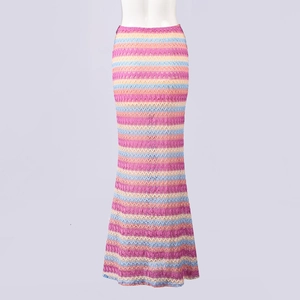 Détail de la texture en maille à rayures colorées et du travail au crochet sur la jupe