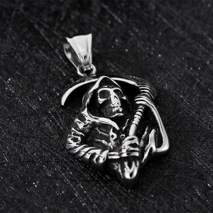 Vue détaillée du pendentif Faucheuse en argent punk avec crâne et faux de style gothique