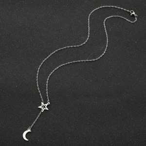 Collier minimaliste en argent avec pendentifs géométriques d'étoile et de croissant