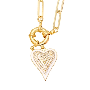 Collier cœur hip-hop en émail blanc et zircons sertis sur une chaîne trombone dorée chic