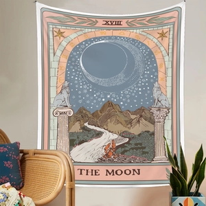 Dettaglio dell'arazzo tarocchi La Luna appeso in una stanza stile bohémien