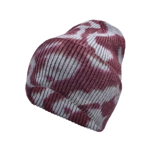 Detail der rot-grauen Tie-Dye Strickmütze mit dicker, warmer Textur für den Winter