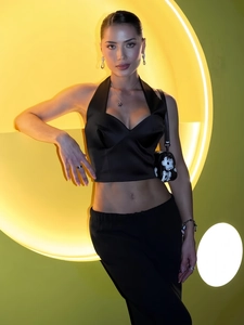 Haut court dos nu chic en satin noir avec silhouette ajustée et esthétique moderne