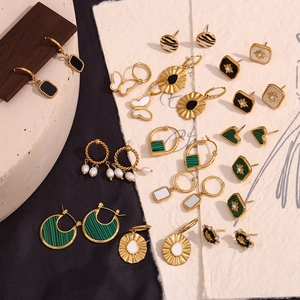 Detailansicht von vergoldeten Vintage-Ohrringen mit Emaille und Perlenverzierung
