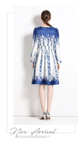 Rückansicht eines blau-weißen floralen Langarmkleides mit elastischer Taille und A-Linie