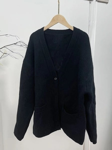Gilet en maille noire surdimensionné avec col en V, boutons et poches avant