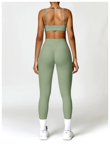 Vue arrière du legging de yoga à fronces et du soutien-gorge de sport vert sauge
