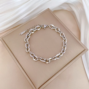 Bracelet chaîne hip hop minimaliste en acier inoxydable sur fond de soie soyeuse
