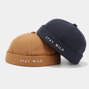 Bonnets Docker rétro moutarde et marine avec broderie Stay Wild en toile coton