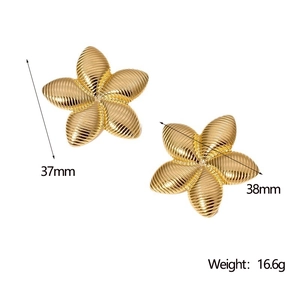Detailed size specifications for vintage gold flower earrings with 38mm width and 16.6g weight
