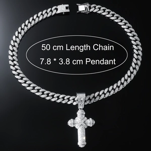 Détail du pendentif croix glacée et chaîne cubaine avec dimensions 50cm et 7.8x3.8cm