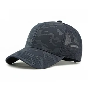 Cappellino da baseball camo traspirante con motivo mimetico scuro e visiera curva