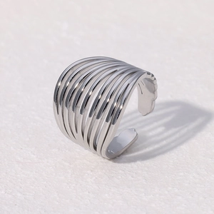 Bague ouverte géométrique multicouche en argent et acier inoxydable au fini métallique