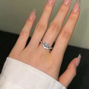 Detailed view of an S925 silver ring featuring a V-shaped band and ice-cut zircon stones