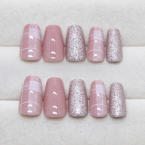 Faux ongles rose à carreaux avec paillettes argentées et forme carrée élégante