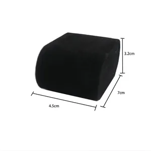 Dimensioni dettagliate del cuscino per orologio in pelle da 7cm x 4,5cm x 3,2cm
