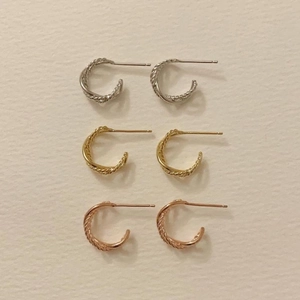 Detailed view of 925 sterling silver twist rope C-shaped stud earrings in three colors