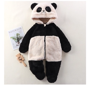 Détail d'une barboteuse bébé panda en peluche douce avec capuche pour l'hiver