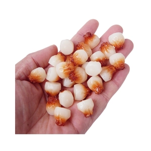 Miniature artificial scallop food props made of PVC, realistic DIY kitchen decor on hand