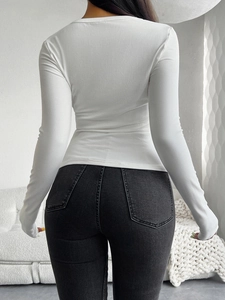 T-shirt blanc à manches longues et col en V ajusté, vue de dos montrant la coupe