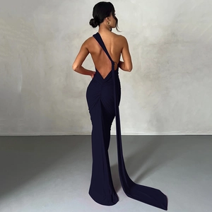 Rückansicht eines rückenfreien, marineblauen Bodycon-Kleides mit Raffung und Schleppe