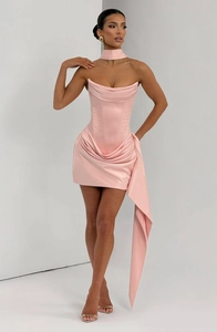 Détail de mini robe en satin rose avec taille plissée, ruban et tour de cou assorti