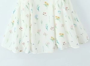 Detailansicht des floralen Chiffonstoffs an einem taillierten Sommerkleid