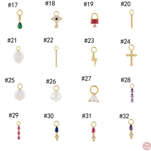 Collection de seize breloques d'oreilles dorées avec du zircon et des perles d'eau douce.