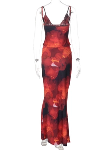 Vista frontale dell'abito lungo con stampe floreali rosse su tessuto nero elegante