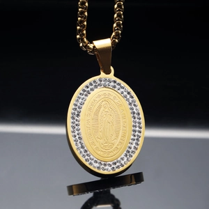 Détail du collier en titane doré avec pendentif Notre-Dame de Guadalupe et cristaux