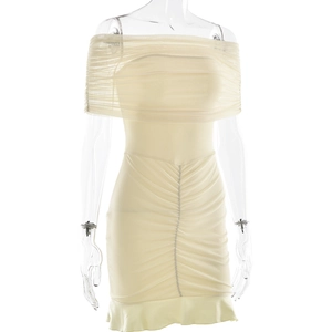 Détail d'une robe jaune clair à épaules dénudées avec strass et accents en mesh à volants
